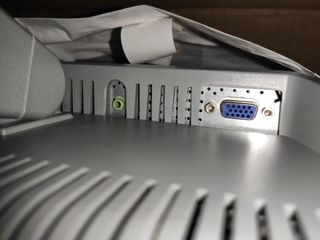 Monitor HP 17" VGA con altavoces.