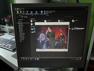 Monitor HP 17" VGA con altavoces.