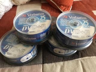 Se venden 4 tarrinas de 25 DVDs+R cada una.