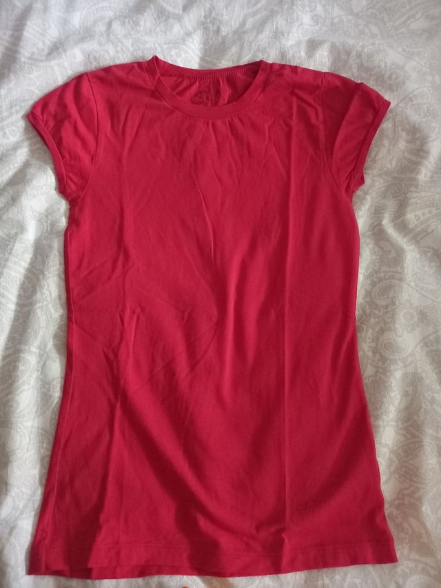 lote de tres camisetas y pantalón vaquero corto