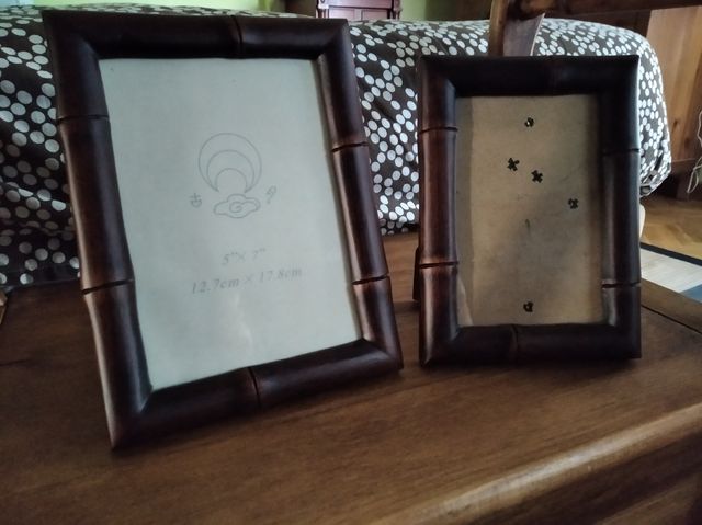 Dos marcos de fotografías de madera