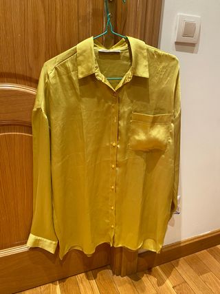 Camisa de raso color mostaza