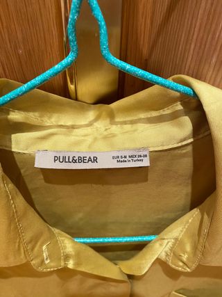 Camisa de raso color mostaza