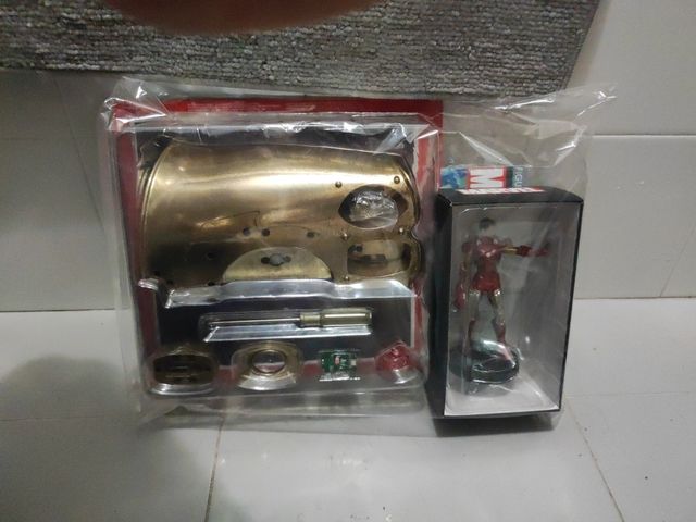 figura de iron man + 1 fascículo de guante infini 