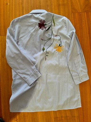 Camisa rayas con bordados Zara