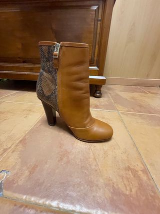 Botín marrón y serpiente