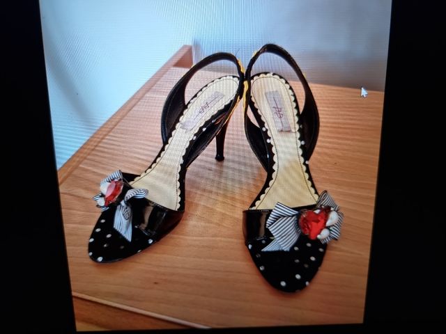 sandalia con tacones