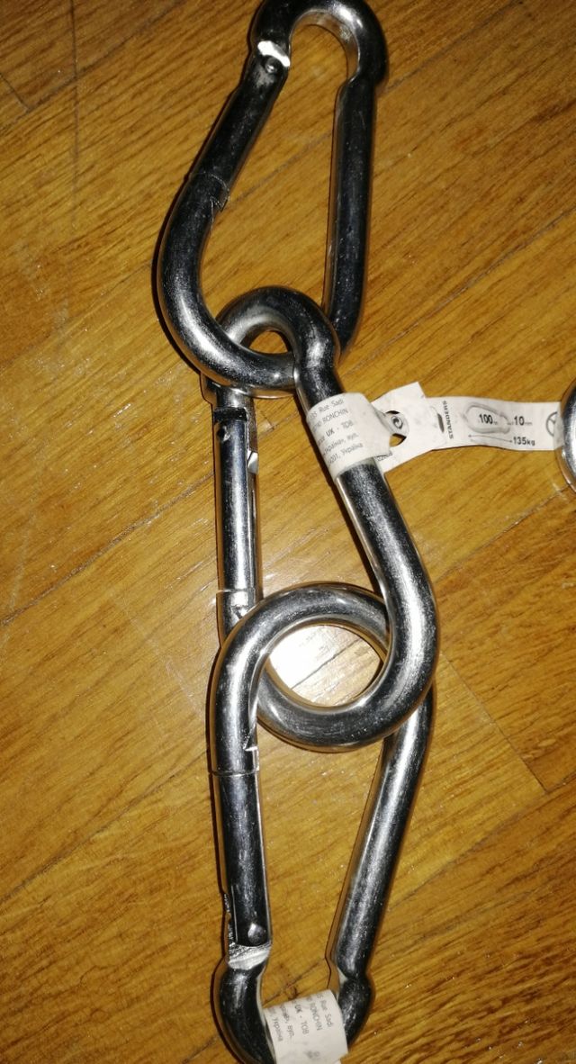 Mosquetones para escaladores.