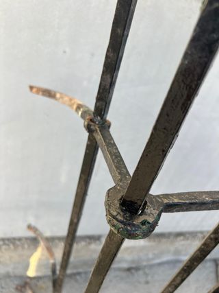 Antigua reja hecha a fragua.