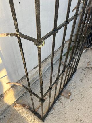 Antigua reja hecha a fragua.