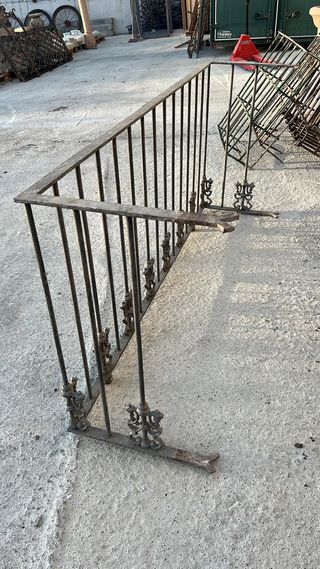 Reja y balconera compañera en hierro