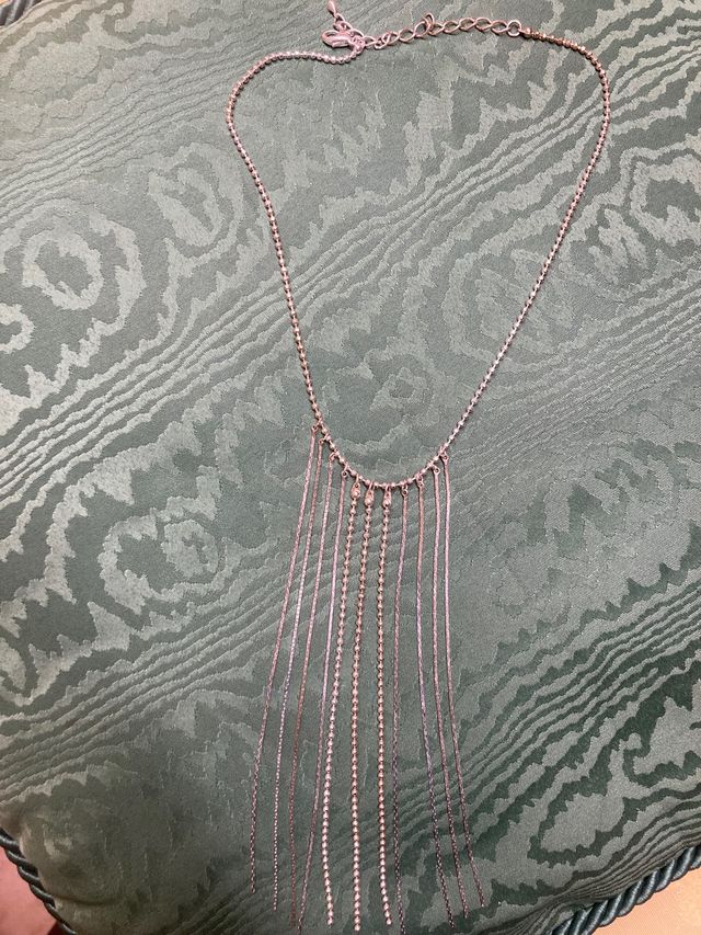 Catenina in metallo con frange