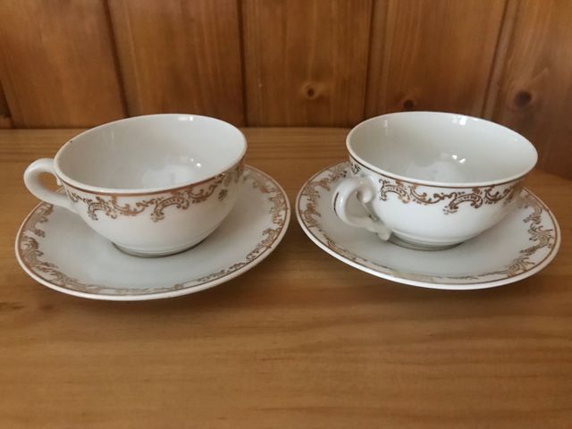 Dos tazas y platos antiguas 