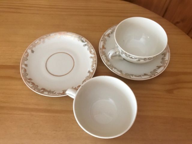 Dos tazas y platos antiguas 