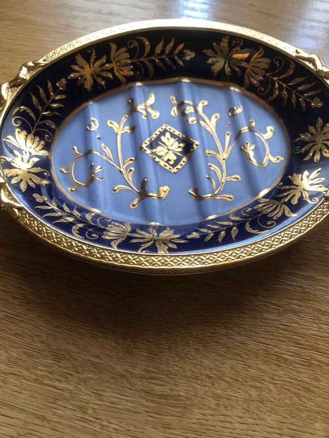 Vassoio in porcellana francese. DICIANNOVESIMO SECOLO