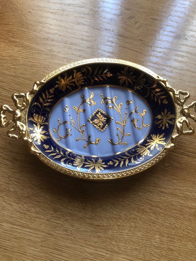 Vassoio in porcellana francese. DICIANNOVESIMO SECOLO