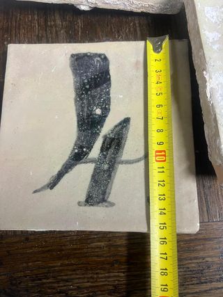 Antiguos números en baldosa de barro