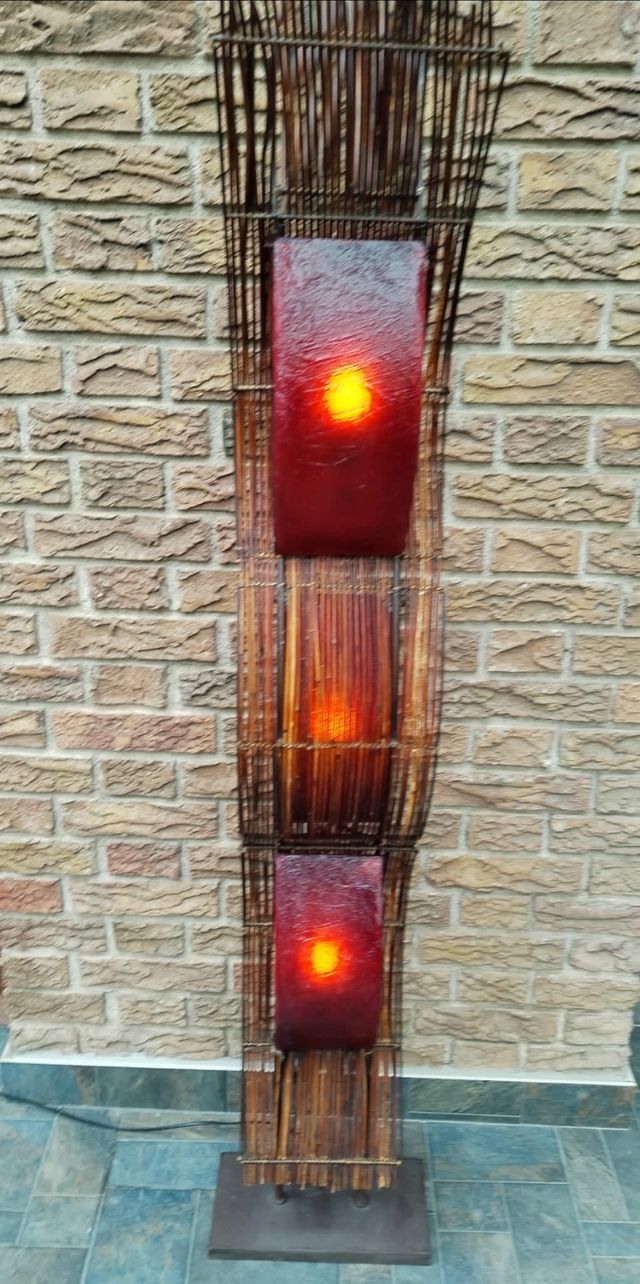 Lámpara de pié antigua retro vintage