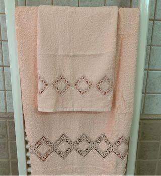 Juego de toallas, lavabo y tocador nuevas sin estr