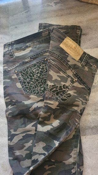 pantalón Custo. estampado camuflaje