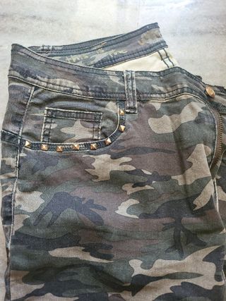 pantalón Custo. estampado camuflaje