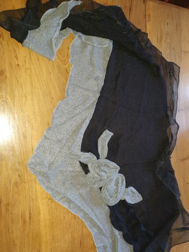 toca o pañuelo negro y gris