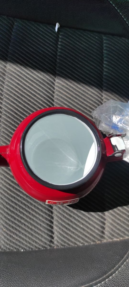 pequeña cafetera de cerámica