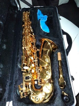 Saxofón instrumento musical sin usar