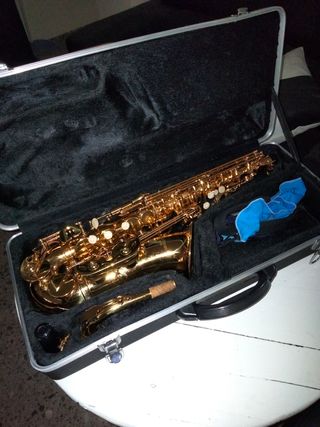 Saxofón instrumento musical sin usar