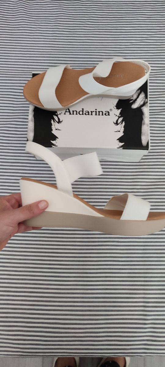 Sandalias de cuña blancas