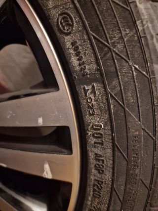 Llanta con neumático.