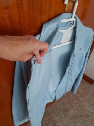 cazadora polipiel azul cielo