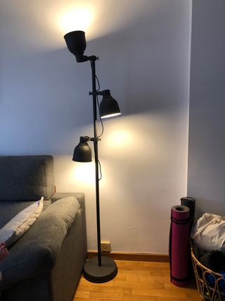 Lámpara de pie de tres focos gris oscuro