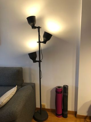 Lámpara de pie de tres focos gris oscuro