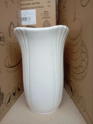 Jarrones variados y figuras