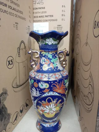 Jarrones variados y figuras