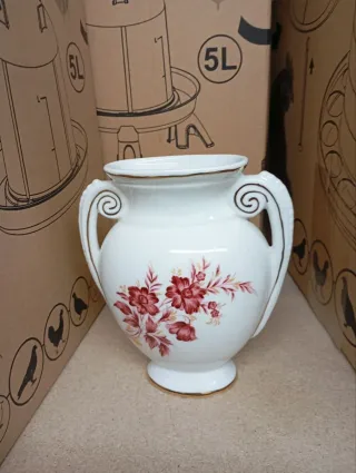 Jarrones variados y figuras