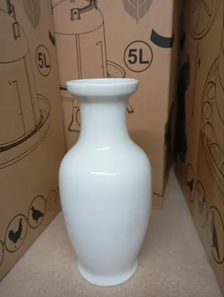 Jarrones variados y figuras