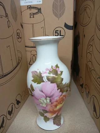 Jarrones variados y figuras