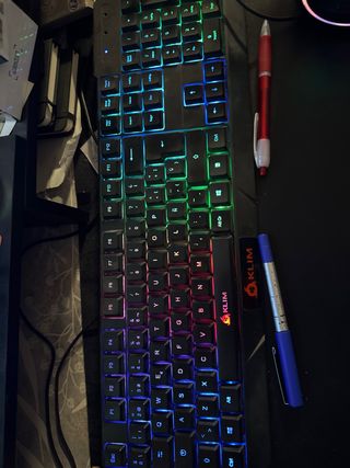 Silla escritorio, teclado gaming, luz-ventilador