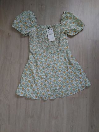 Vestido corto flores zara