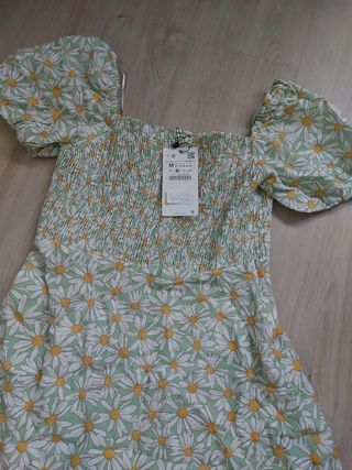 Vestido corto flores zara