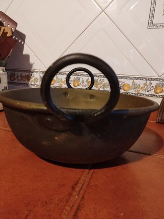 Caldero antiquísimo de cobre