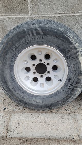 Cuatro llantas y ruedas 4x4