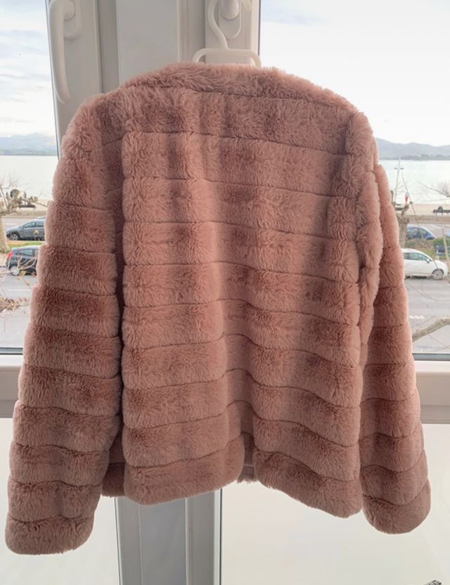 Abrigo pelo sintético rosa