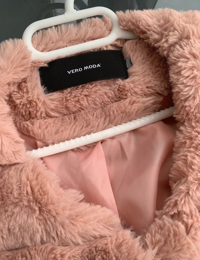 Abrigo pelo sintético rosa