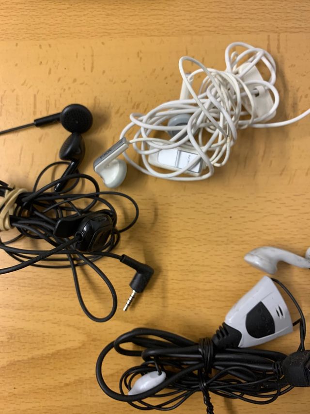 Telefono Nokia y complementos.