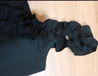 Top negro con volante curzado