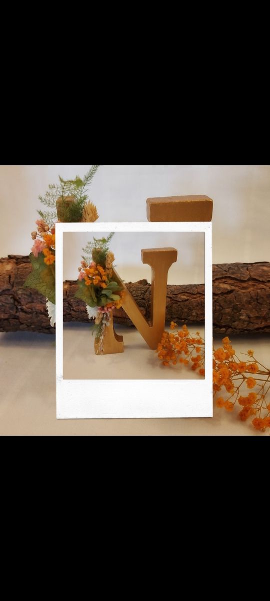 REBAJAS.Letra de madera con flor preservada.