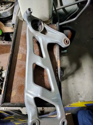 soporte tubo escape honda Scoopy 50/100